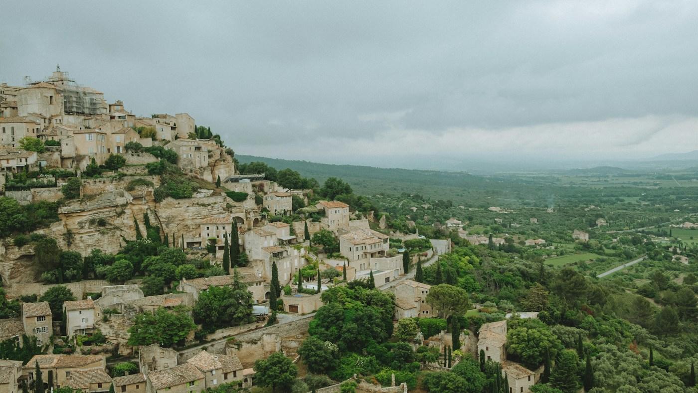 Le village de Gordes sur sa colline en Provence
